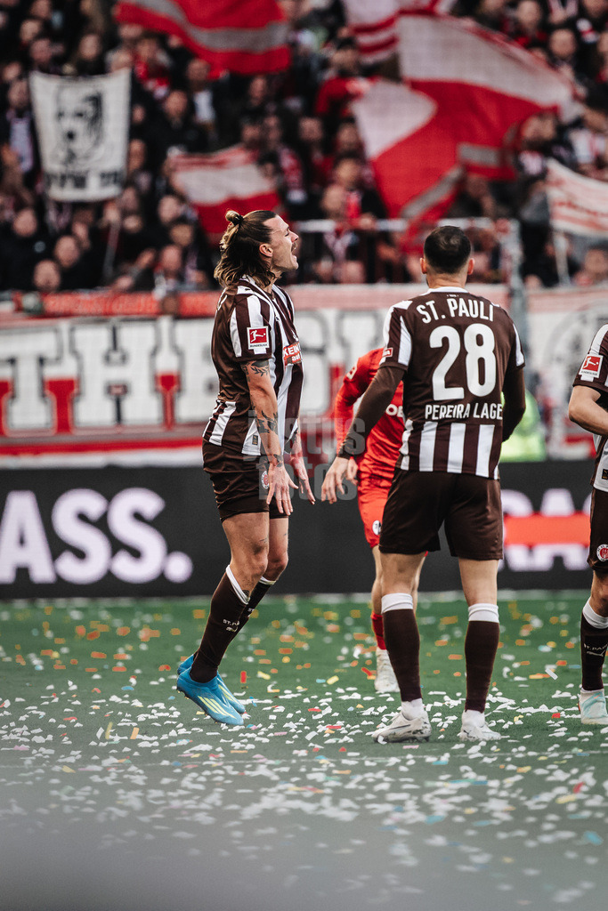 Fußball | Männer | Saison 2025/2026  | Fußball-Bundesliga | 27. Spieltag | FC St. Pauli vs. SC Freiburg | 22.04.2026 | Jackson Irvine (#7, FC St. Pauli) ist verärgert