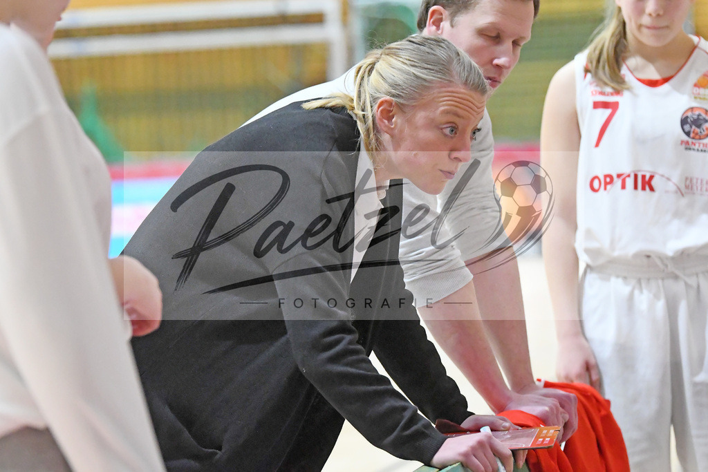 20200126_OSCTGN_0034 | Basketball, Juniorinnen: Headcoach Constanze Wegner (OSC Junior Panthers) schaut beim Spiel der WNBL zwischen OSC Junior Panthers vs. TG Neuss Junior Tigers am 26.01.2020 im Panthers Dome in Osnabrück, Deutschland.(Foto von Nico Paetzel) - Realisiert mit Pictrs.com