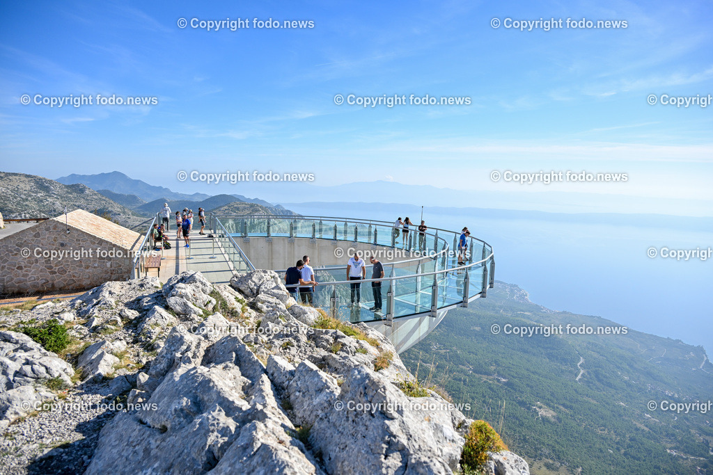 Kroatien_ Biokovo Naturpark_ 13.10.2023-62 | 13.10.2023, Kroatien, HRV, Naturpark Biokovo im Bild Naturpark Biokovo, Skywalk, Sv. Jure, St. George

Der Park erstreckt sich über eine Flaeche von 19.550 Hektar und umfasst einen circa 30 km langen und bis zu 7 km breiten, sich in nordwestlich-suedoestlicher Richtung erstreckenden Teil des Biokovo-Gebirges von Dubci bis nach Gornja Igrane. Er umfasst das Teilgebiete der Staedte Makarska und Vrgorac sowie der Gemeinden Baška Voda, Brela, Podgora, Šestanovac, Tučepi, Zadvarje und Zagvozd. Der Park liegt auf einer Hoehe von 200 bis 1762 m. i. J.; der Sveti Jure (Heiliger Georg) als hoechster Berg des Parks ist zugleich der zweithoechste Gipfel in Kroatien.
Quelle: Wikipedia