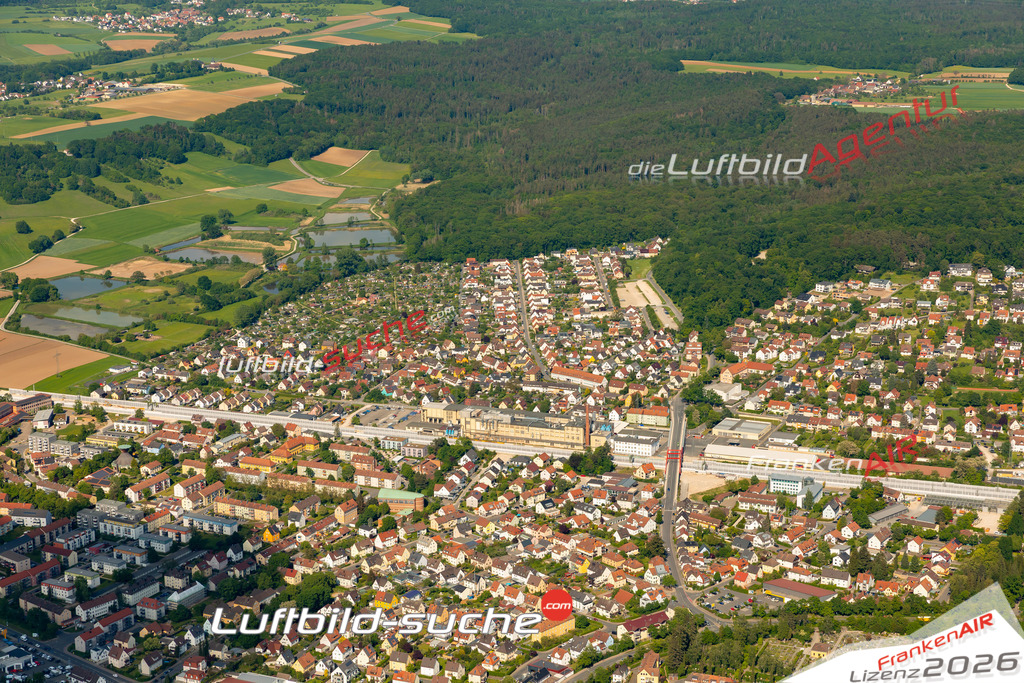 Das Luftbild zeigt :  Forchheim - Die Luftaufnahme wurde 2024 vom UL-Flugzeug aus erstellt ( keine Drohne ) - Hochauflösende Luftaufnahme - Für grossformatige Ausdrucke geeignet. Die Geschenkidee !Mit Lizenz und Bildrechte bestellbar