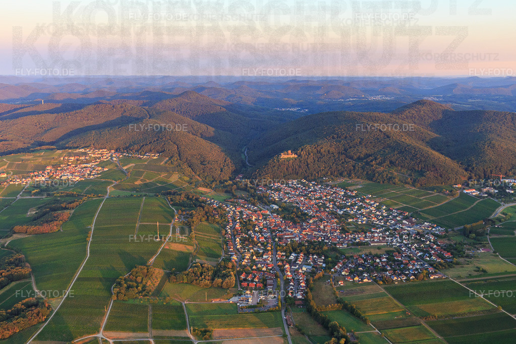 Ortsansicht am Haardtrand am Morgen aus Südwesten | Luftbild: Ortsansicht am Haardtrand am Morgen aus Südwesten in Klingenmünster im Bundesland Rheinland-Pfalz in Deutschland. Foto: IMG_109656.jpg vom 06.08.2018 durch Werner Riehm/FLY-FOTO.de - Realisiert mit Pictrs.com