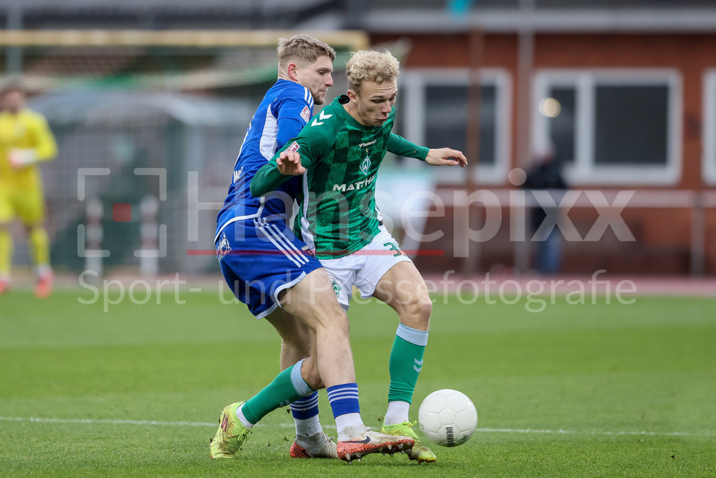 Fussball, Regionalliga Nord, SV Werder Bremen II - BSV Kickers Emden | v.li.: Janek Siderkiewicz (Kickers Emden, 17) und Leon Opitz (SV Werder Bremen II, 35) im Zweikampf, Duell, Dynamik, Aktion, Action, Spielszene