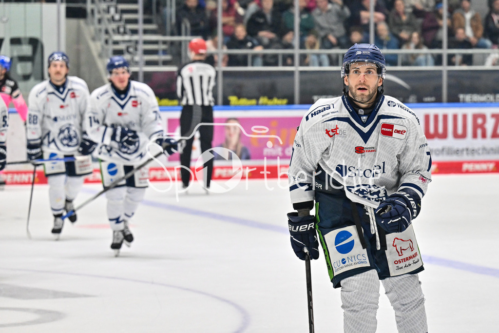 Augsburger Panther - Straubing Tigers | Jubel der Gaeste nach dem Treffer zum 0-4 durch Taylor LEIER  (Straubing Tigers #7) / Tor / Happy / Freude / Torschuetze / DEL: Augsburger Panther - Straubing Tigers, Curt Frenzel Stadiom am 20.10.2024