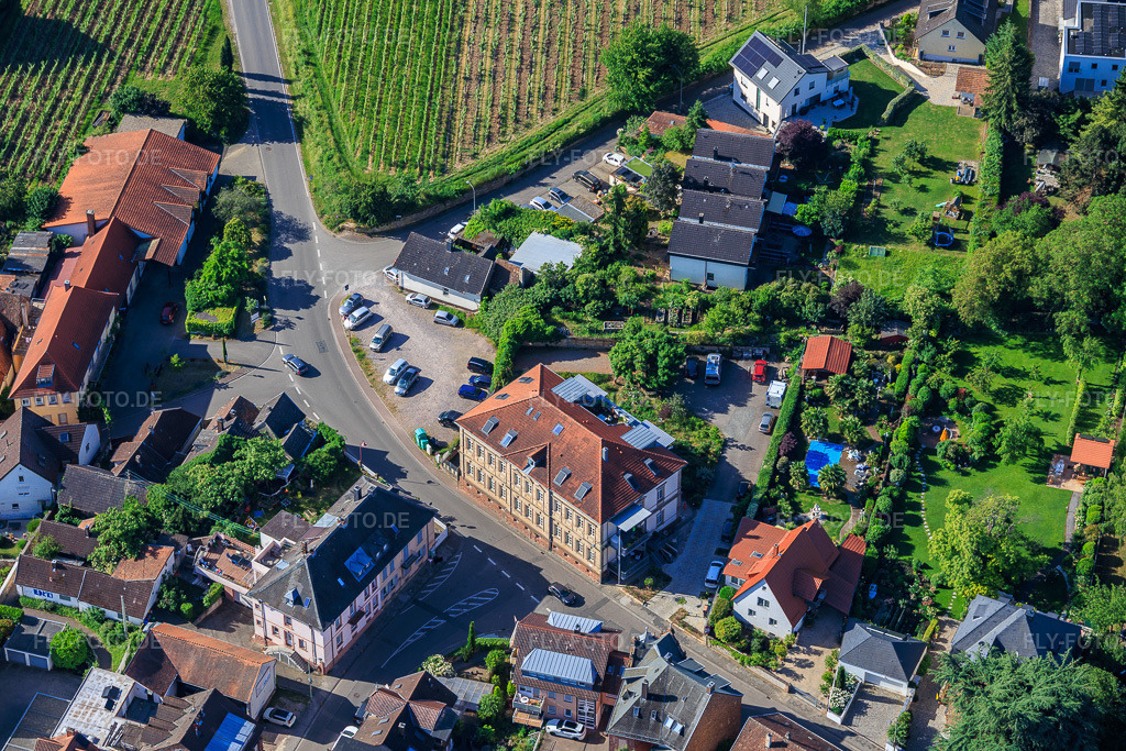 Luftbild: LudwigsWerkstätten e.V. und Weingut Bernd Schäfer in Edenkoben im Bundesland Rheinland-Pfalz in Deutschland.Foto: IMG_156973.jpg vom 29.05.2026 durch Werner Riehm/FLY-FOTO.deAuflösung des Originals: 6000 x 4000 pxLudwigsWerkstätten e.VWeingut - Weingut Bernd Schäfer