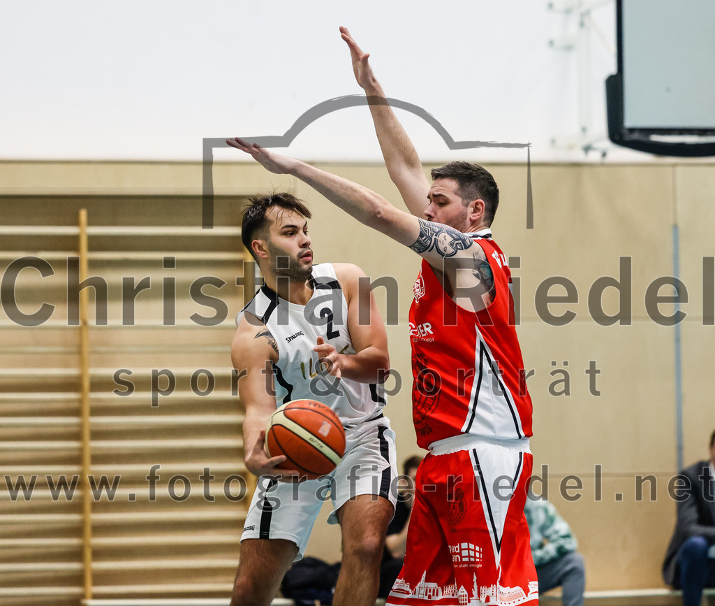 2022-12-03_061_TSV_Vaterstetten_gegen_TG_Landshut | Vaterstetten, Deutschland, 03.12.2022:
Basketball, Bayernliga Herren Südost 2022 / 2023, 7. Spieltag, TSV Vaterstetten gegen TG Landshut, Endergebnis: 71:78

Christian Balszuweit (TSV Vaterstetten, #2), Paul Ruja (TG Landshut, #5)

Foto: Christian Riedel / fotografie-riedel.net