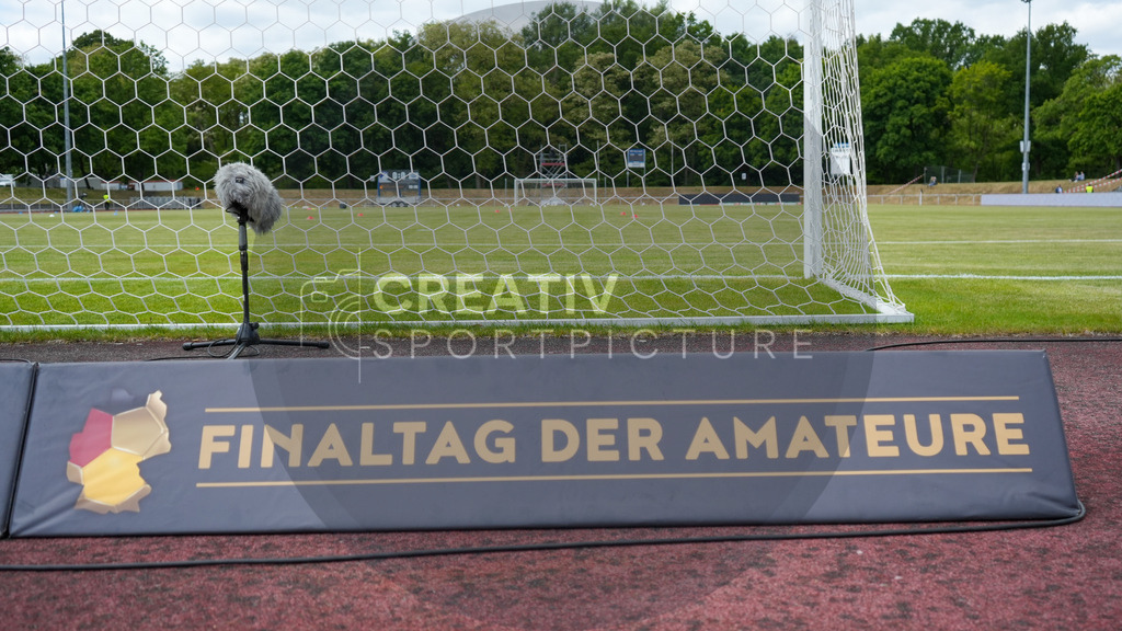 Fußball, Herren, Saison 2024/2025, Finaltag der Amateure 2025, Landespokal Brandenburg, Finale, VfB 1921 Krieschow vs. RSV Eintracht 1949, Samstag 24.05.2025, Volksparkstadion Neuruppin, | Fußball, Herren, Saison 2024/2025, Finaltag der Amateure 2025, Landespokal Brandenburg, Finale, VfB 1921 Krieschow vs. RSV Eintracht 1949, Samstag 24.05.2025, Volksparkstadion Neuruppin, Im Bild: Werbung vom Finaltag der Amateure hinter dem Tor - Realisiert mit Pictrs.com
