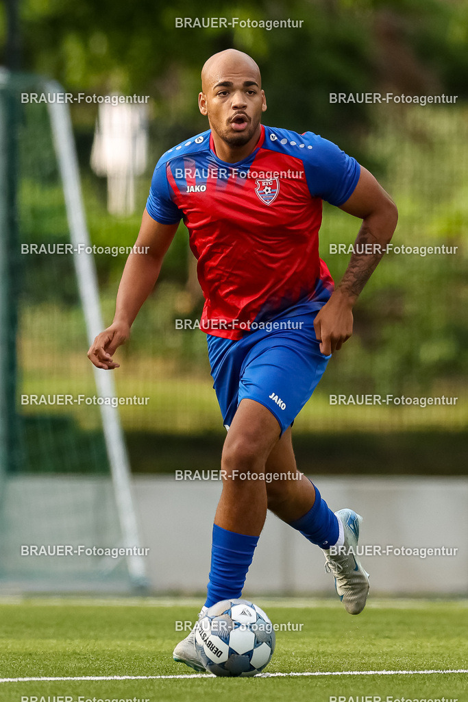 1_KFCWAT_20250723_0134.JPG -  - KFC Uerdingen - SG Wattenscheid 09 - Testspiel | Krefeld, Deutschland, 23.07.25: Anthony Oscasindas (KFC Uerdingen) in Aktion, am Ball, Einzelaktion waehrend des Testspiel Spiels zwischen KFC Uerdingen - SG Wattenscheid 09 in der Covestro Sportpark am 23. July 2025 in Krefeld, Deutschland. (Foto von Stefan Brauer/Brauer-Fotoagentur)