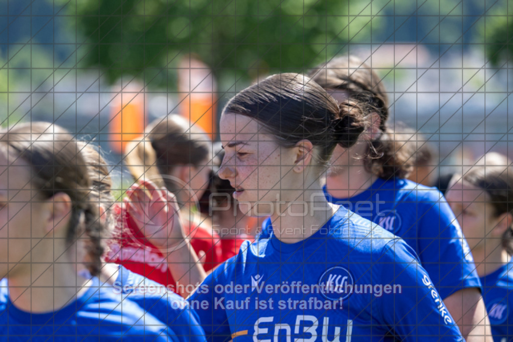 20250510_135939_0073 | #,1.FC Donzdorf (rot) vs. Karlsruher SC (blau), Fussball, EnBW-Oberliga B -Juniorinnen, 23. Spieltag, Saison 2024/2025, Rasenplatz, Lautertal Stadion, Süßener Straße 16, 73072 Donzdorf, 10.05.2025 - 14:00 Uhr,Foto: PhotoPeet-Sportfotografie/Peter Harich