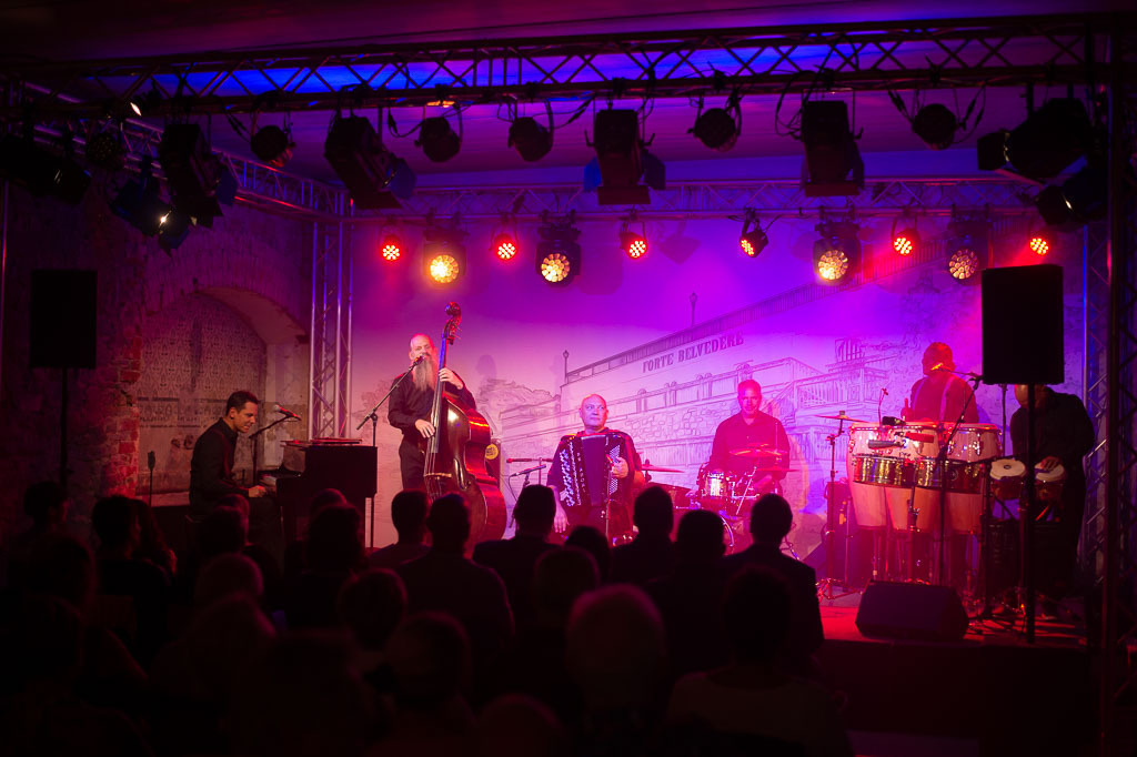 Tango meets Cuba | Tango meets Cuba mit den Klazz Brothers & Cuba Percussion im Forte Belvedere Leisnig zum Festival Hallo Leisnig 2022. - Realisiert mit Pictrs.com