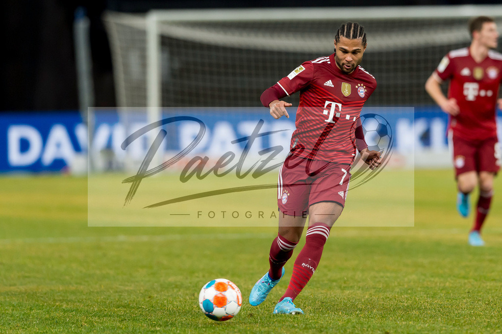 BSCFCB20220123_056 | Fussball, Herren: Serge Gnabry (FC Bayern Muenchen) in Aktion, am Ball, Einzelaktion bei dem Spiel der 1. Bundesliga zwischen Hertha BSC und FC Bayern Muenchen im Olypiastadion am 23.01.2022 in Berlin, Deutschland.DFB / DFL REGULATIONS PROHIBIT ANY USE OF PHOTOGRAPHS AS IMAGE SEQUENCES AND/OR QUASI-VIDEO. - Realisiert mit Pictrs.com