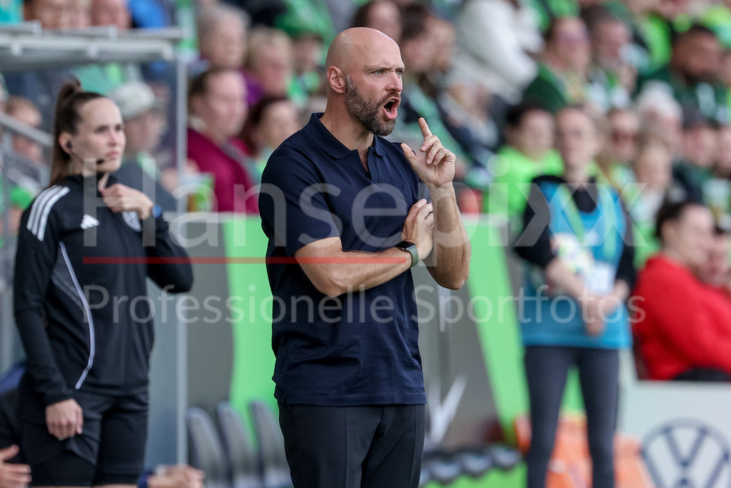 Fussball, Google Pixel Frauen-Bundesliga, VfL Wolfsburg - FC Carl Zeiss Jena | Stephan Lerch (Trainer, VfL Wolfsburg) ruft, brüllt, schreit, gibt Anweisungen, Portrait, Nahaufnahme, Einzelfoto, Einzelbild, DIE DFB-RICHTLINIEN UNTERSAGEN JEGLICHE NUTZUNG VON FOTOS ALS SEQUENZBILDER UND/ODER VIDEOÄHNLICHE FOTOSTRECKEN. DFB REGULATIONS PROHIBIT ANY USE OF PHOTOGRAPHS AS IMAGE SEQUENCES AND/OR QUASI-VIDEO.