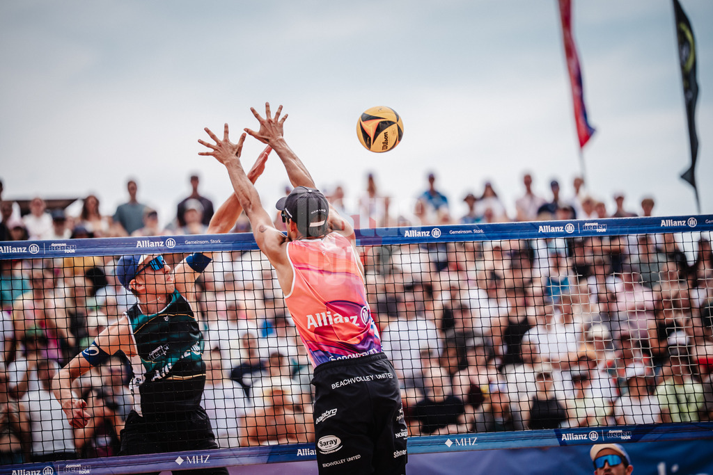 Beachvolleyball | Männer | Allianz German Beach Tour 2025 | Tourstop München | 06.07.2025 | v.l. Momme Lorenz im Angriff gegen Valentin Schneckenburger