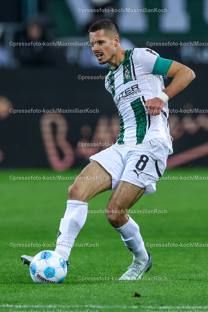 BMG07122402185 | 07.12.2024, Fußball, Borussia Mönchengladbach - Borussia Dortmund, 1. Fußball Bundesliga, Borussia-Park, Saison 2024 2025: Julian Weigl (Mönchengl. #8)DFB regulations prohibit any use of photographs as image sequences and or quasi-video.
