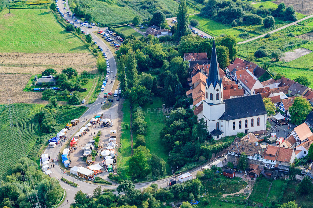 Luftbild: Hinterstädtel mit Kirche St. Dionysius beim Mittelalterfest in Jockgrim im Bundesland Rheinland-Pfalz in Deutschland. – Foto: IMG_20271.jpg vom 16.08.2009 durch Werner Riehm/FLY-FOTO.de – Auflösung des Originals: 4514 x 3009 px