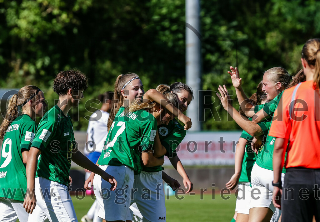2023-09-16_073_FC_Forstern_gegen_VfL_Sindelfingen_Ladies_I | Forstern, Deutschland, 16.09.2023:
Fußball, B-Juniorinnen-Bundesliga Süd 2023 / 2024, 2. Spieltag, FC Forstern gegen VfL Sindelfingen Ladies I, Endergebnis: 4:1

Jubel nach dem 3:1 durch Yanica Moritz (FC Forstern, #17)

Foto: Christian Riedel / fotografie-riedel.net