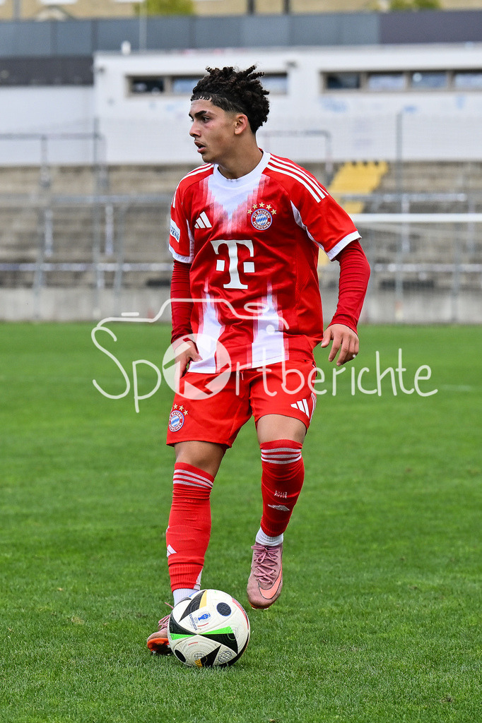 FC Bayern Amateure - FC Würzburger Kickers | Am Ball Jussef NASRAWE (FC Bayern Muenchen II 3) / Einzelfoto / Freisteller / Regionalliga Bayern: FC Bayern Amateure - FC Würzburger Kickers; Grünwalder Stadion am 27.09.2025