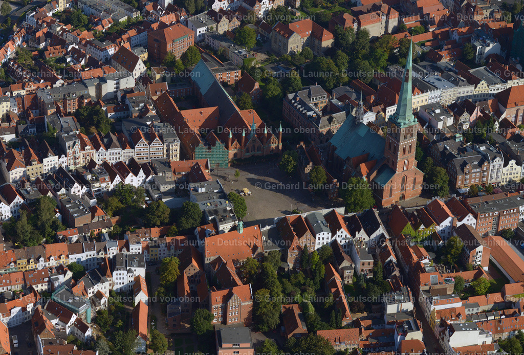 3293127 | Die im Baustil der Backsteingotik gebaute St. Jakobi Kirche ist eine der fünf evangelisch-lutherischen Hauptpfarrkirchen in der Lübecker Altstadt.