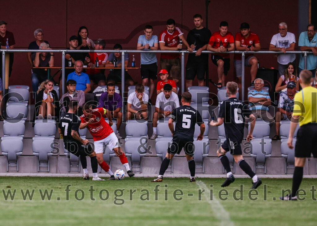 2023-08-25_099_FC_Finsing_gegen_FC_Lengdorf | Finsing, Deutschland, 25.08.2023:
Fußball, Kreisliga 2023 / 2024, 6. Spieltag, FC Finsing gegen FC Lengdorf, Endergebnis: 5:0

Markus Rickhoff (FC Finsing, #7), Martin Lechner (FC Lengdorf, #11), Leonhard Hölzl (FC Finsing, #5), Valentin Bachmeier (FC Finsing, #6)

Foto: Christian Riedel / fotografie-riedel.net