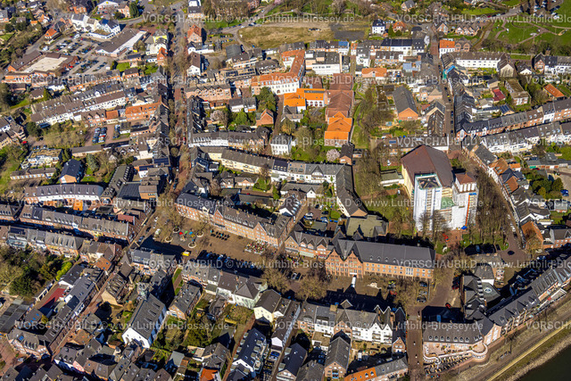 Rees240312482 | Luftbild, Innenstadt Ortsansicht und Rathaus Stadtverwaltung, Baustelle Renovierung an der kath. Kirche St. Mariä Himmelfahrt, Marktplatz Rees Fußgängerzone mit Schriftzug REES in bunten Großbuchstaben auf dem Platz, historische Marktplatzpumpe, Rees, Nordrhein-Westfalen, Deutschland