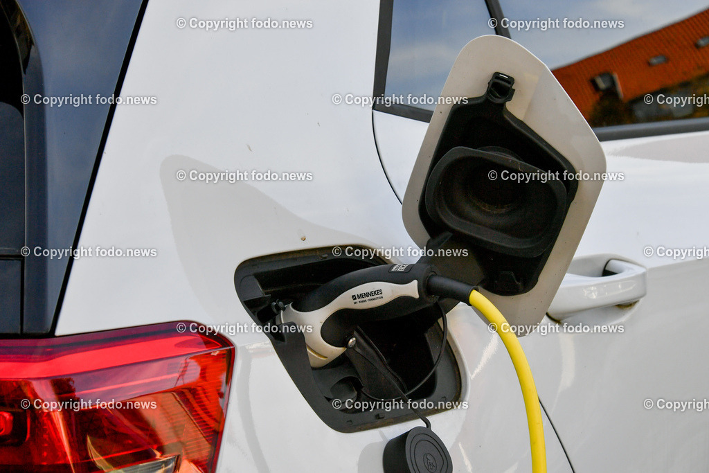 Linz_ 30.10.2025-2 | 30.10.2025, LINZ, AUT, Linz, im Bild Themenbild, Elektroauto, Ladekabel, Stromanschluss, E-Mobilitaet, Elektromobilitaet, Laden, Fahrzeug, Ladestation, Energie, Umweltfreundlich, Mennekes, Typ 2 Stecker, weiss, Auto, nachhaltige Mobilitaet, Stromladung, Heckansicht, moderne Technik, Feature, Symbobild