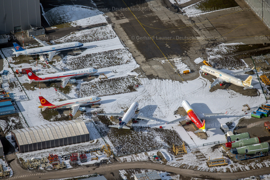 4044537 | HAMBURG 14.02.2021 Winterlich schneebedeckte Pandemiebedingt auf den Freiflächen und Parkpositionen abgestellte Neuflugzeuge A320 - A321 in den jeweiligen Kundenlackierungen im Werftgelände der Airbus SE im Ortsteil Finkenwerder in Hamburg, Deutschland. // Wintry snowy due to the pandemic, new aircraft A320 - A321 in the respective customer liveries parked in the open spaces and parking positions in the Airbus SE shipyard premises in the Finkenwerder district in Hamburg, Germany. Foto: Gerhard Launer