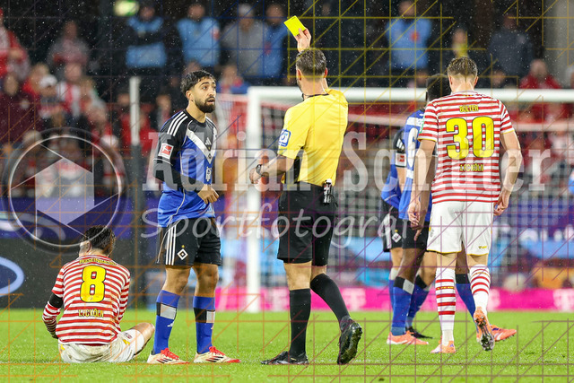 1. FC Köln vs Hamburger SV - 1. Bundesliga  | Köln, Deutschland, 02.11.25:   Immanuel Pherai (Hamburger SV) erhaelt die gelbe Karte von Schiedsrichter Daniel Schlager waehrend des Spiels der Bundesliga zwischen  1. FC Köln vs Hamburger SV in der RheinEnergieStadion(Foto von Brauer-Fotoagentur / Adrian Schlueter)