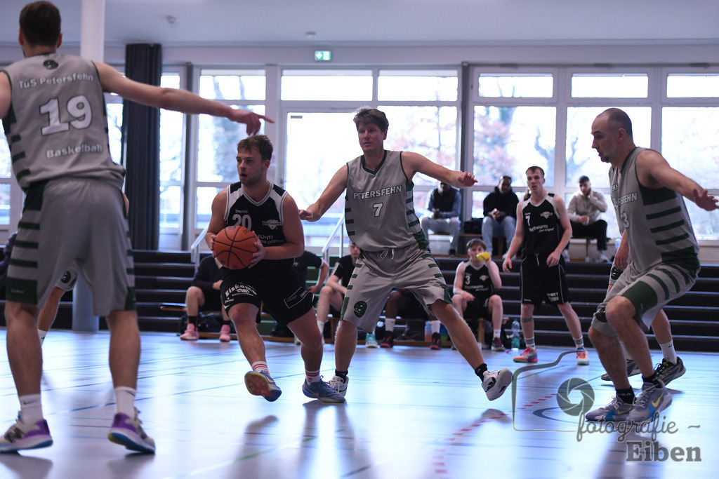 TuS Petersfehn-VfL Edewecht | Basketball Regionalliga; TuS Petersfehn (grau)-VfL Edewecht (schwarz) am 30.11.2025 in Petersfehn (Sporthalle Petersfehn), Photo: Philip Eiben 2025 - Realisiert mit Pictrs.com