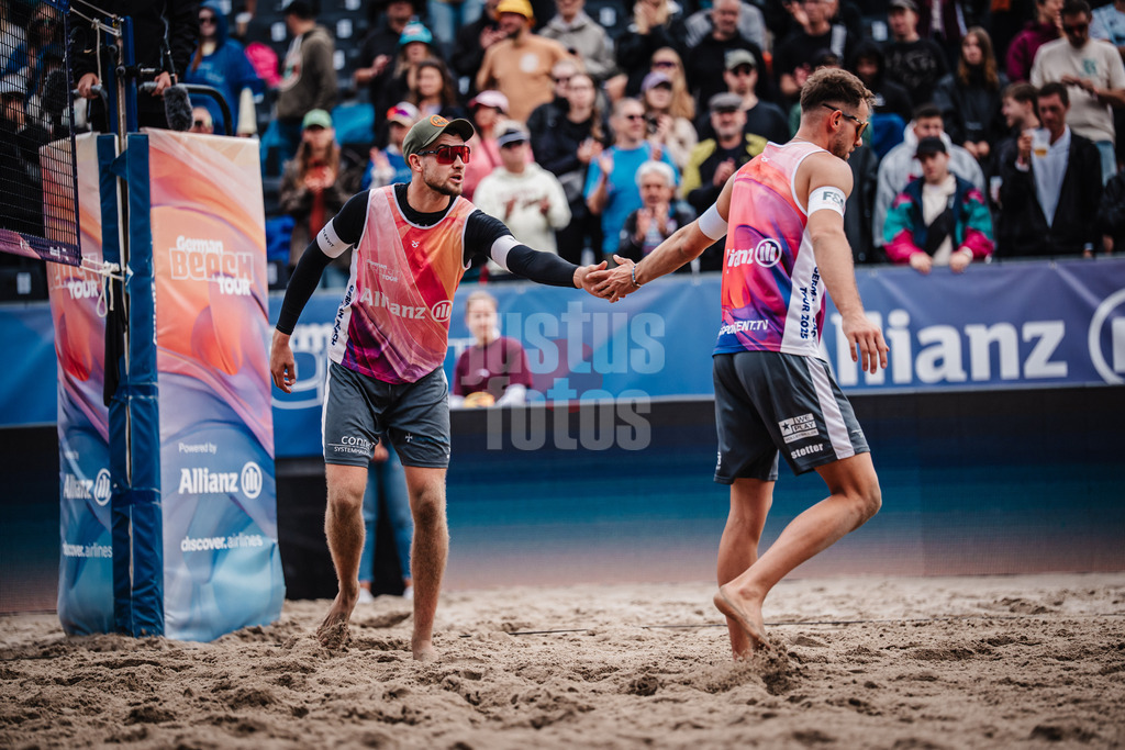Beachvolleyball | Männer | Deutsche Meisterschaften 2025 Timmendorfer Strand | 05.09.2025 | v.l. Benedikt Sagstetter und Jonas Sagstetter jubeln