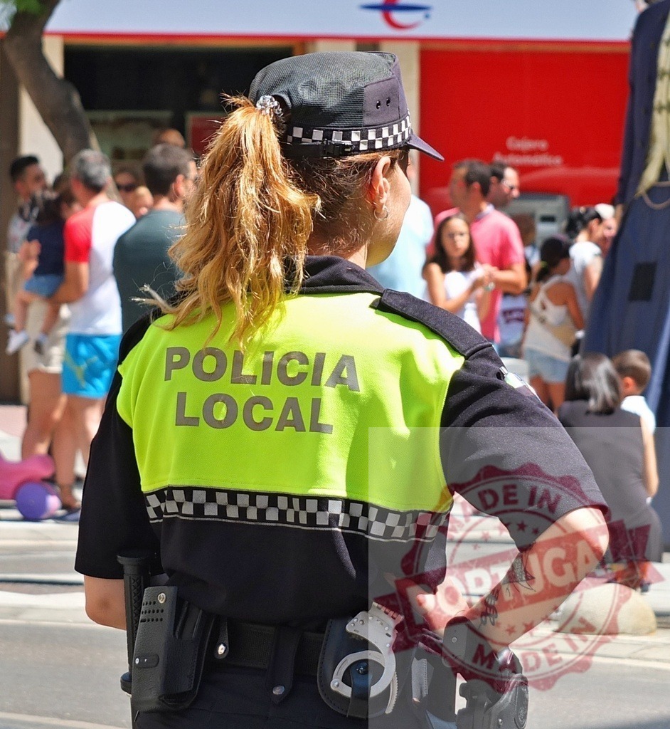 Local Police Officer Monitoring a Busy Street Event | Police officer overseeing a crowded public gathering - Realisiert mit Pictrs.com