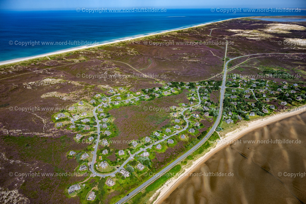 Sylt_List_Westerheide_ELS_9002130825 | LIST 13.08.2025 Ferienhaus Anlage " West Heidesiedlung " in List auf der Insel Sylt im Bundesland Schleswig-Holstein, Deutschland. // Holiday home complex " West Heidesiedlung " in List on the island of Sylt in the federal state of Schleswig-Holstein, Germany. Foto: Martin Elsen