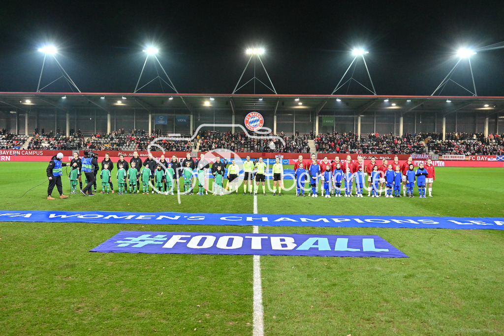FC Bayern München Frauen - Juventus Turin Frauen | Die beiden Teams haben sich vor der Partie aufgestelle / Womens Champions League: FC Bayern Frauen - Juventus FC, FC Bayern Campus am 12.12.2024