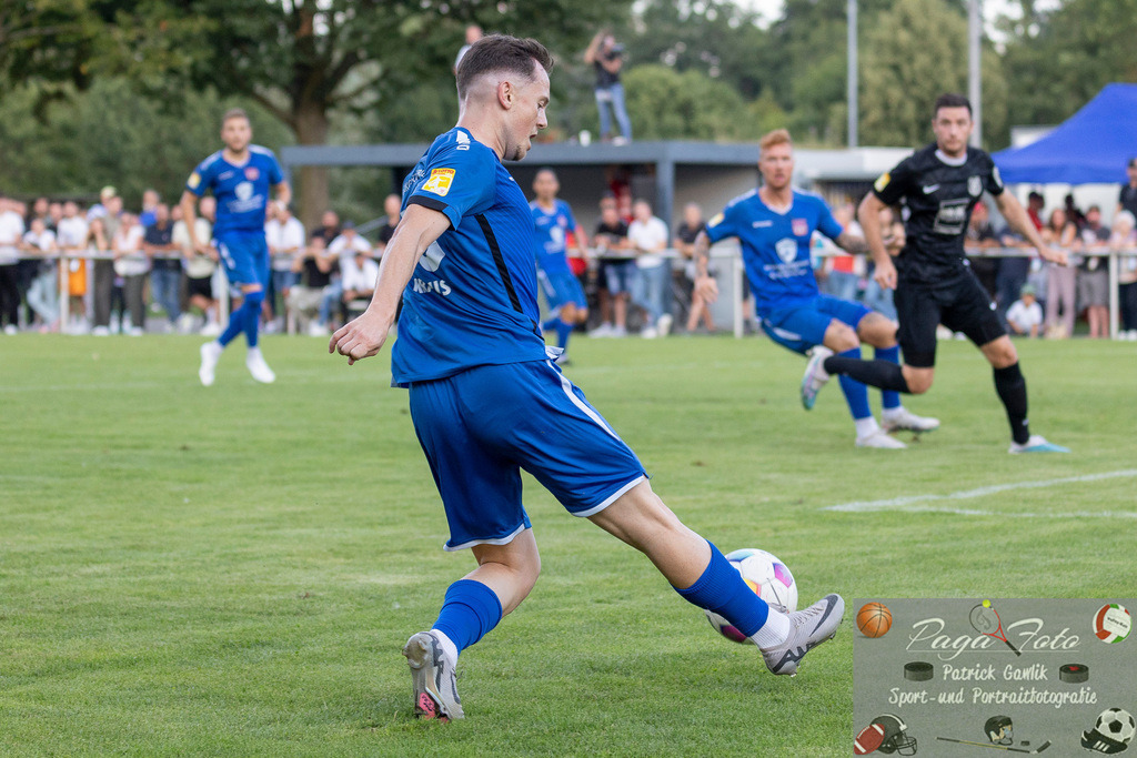 Hessenliga: Türk Gücü Friedberg - FC Eddersheim, 09.08.2024 | Niklas Kraus (Türk Gücü Friedberg #13) mit dem Pass, der zum 2:0 führen wird, Türk Gücü Friedberg - FC Eddersheim, Friedberg, Städtischer Sportplatz, 9.8.2024 - Realisiert mit Pictrs.com
