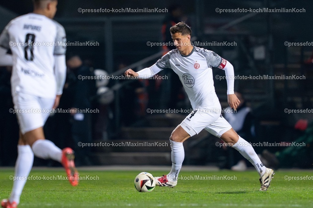 xYDR12032501173 | 12.03.2025, xydrx, Fußball, Viktoria Köln - Rot-Weiss Essen, 3.Liga, Sportpark Höhenberg, Saison 2024 2025:  Michael Schultz (Rot-Weiss Essen #4) DFB regulations prohibit any use of photographs as image sequences and or quasi-video.