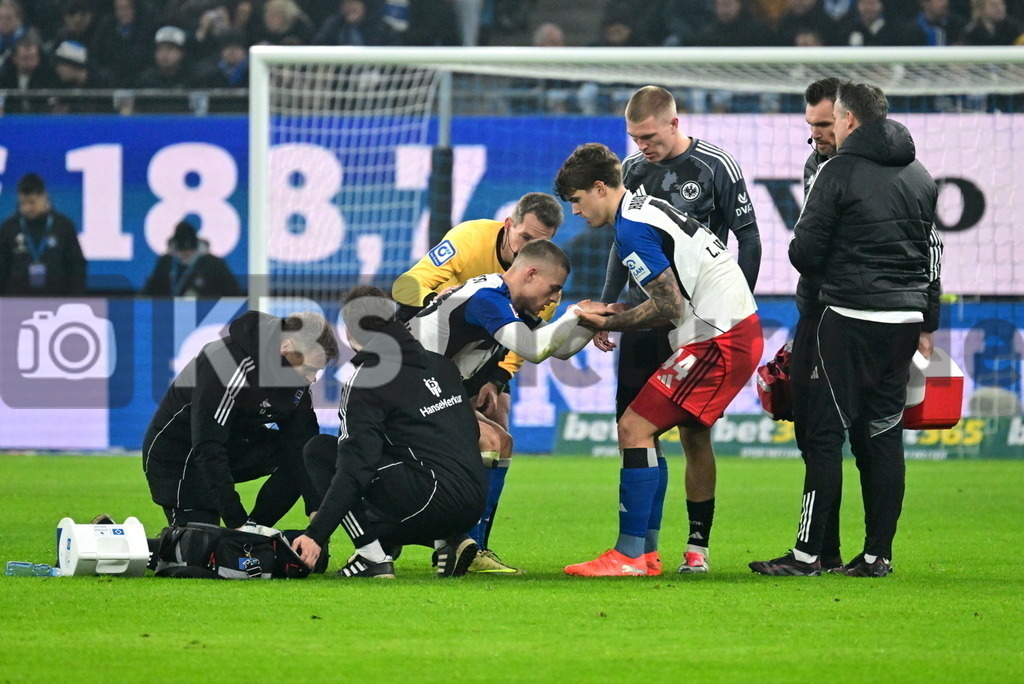 KBS Picture_HSV-Frankfurt_044 | v.l. Muheim Miro (HSV) , Stieler Tobias Schiedsrichter , Vuskovic Luka (HSV) , Kristensen Rasmus (Eintr. Frankfurt) ,Sportplatz :  Volksparkstadion, - Realisiert mit Pictrs.com