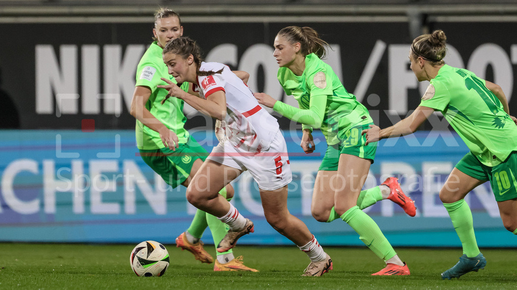 Fussball, Google Pixel Frauen-Bundesliga, VfL Wolfsburg - RB Leipzig | v.li.: Julia Magerl (RB Leipzig, 5) und Jule Brand (VfL Wolfsburg, 29) im Laufduell, Zweikampf, Duell, Dynamik, Aktion, Action, Spielszene, DIE DFB-RICHTLINIEN UNTERSAGEN JEGLICHE NUTZUNG VON FOTOS ALS SEQUENZBILDER UND/ODER VIDEOÄHNLICHE FOTOSTRECKEN. DFB REGULATIONS PROHIBIT ANY USE OF PHOTOGRAPHS AS IMAGE SEQUENCES AND/OR QUASI-VIDEO.