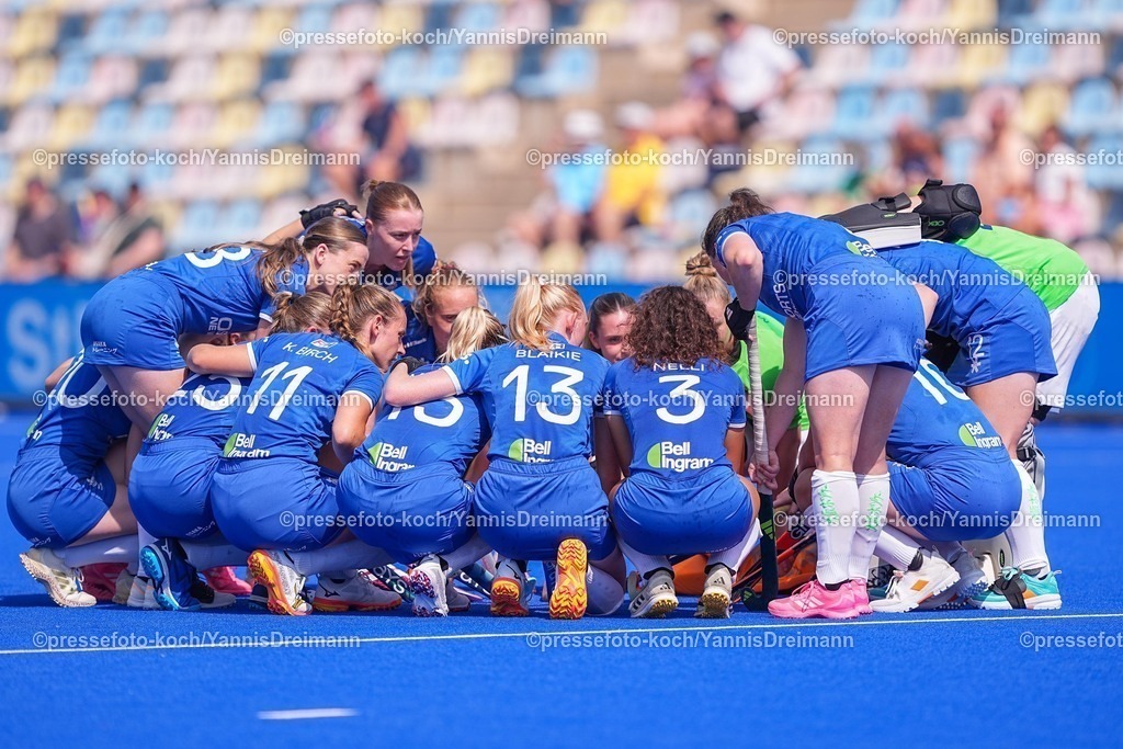 xydrx13082502035 | 13.08.2025, xydrx, Frauen EuroHockey Championship 2025, Gruppenphase, Gruppe B, Belgien - Schottland, Sparkassenpark Mönchengladbach: die Schottische Feldhockey Nationalmannschaft bildet einen Kreis vor Spielbeginn