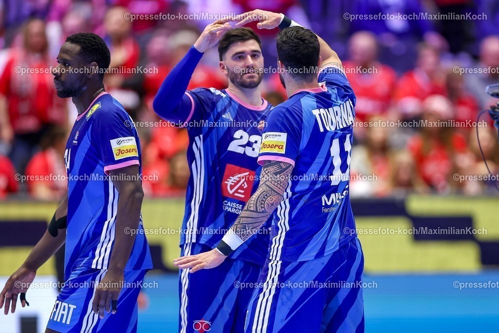EHF24012601131 | 24.01.2026, Handball, Men's EHF EURO 2026, Frankreich - Portugal, Jyske Bank Boxen in Herning, Dänemark, Main Round: Abschlussjubel nach dem Sieg der Franzosen gegen Portugal.  Ludovic Fabregas (France #23)  Nicolas Tournat (France #11) 