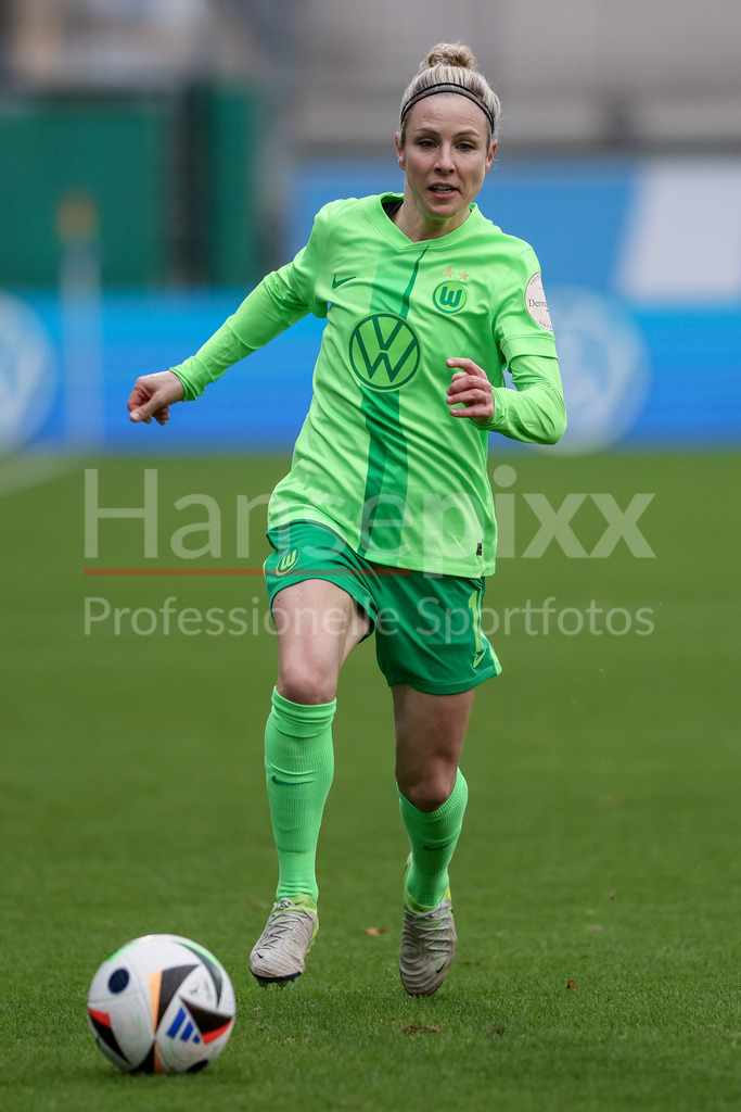 Fussball, Google Pixel Frauen-Bundesliga, VfL Wolfsburg - 1. FFC Turbine Potsdam | v.li.: Svenja Huth (VfL Wolfsburg, 10) am Ball, Freisteller, Einzelbild, Ganzkörper, Aktion, Action, Spielszene, DIE DFB-RICHTLINIEN UNTERSAGEN JEGLICHE NUTZUNG VON FOTOS ALS SEQUENZBILDER UND/ODER VIDEOÄHNLICHE FOTOSTRECKEN. DFB REGULATIONS PROHIBIT ANY USE OF PHOTOGRAPHS AS IMAGE SEQUENCES AND/OR QUASI-VIDEO.