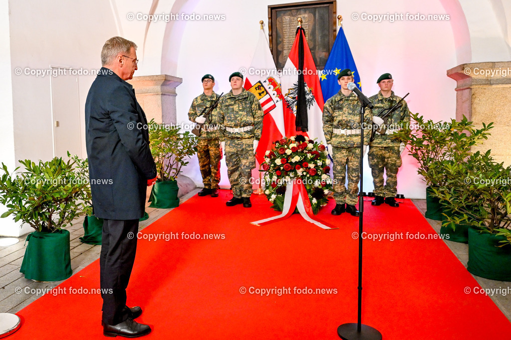 Kranzniederlegung mit LH Stelzer und VertreterInnen des Ooe. Landtags_ 31.10.2024-29 | 31.10.2024, Landhaus Linz AUT, Promenade, Kranzniederlegung 2024 zum Gedenken all jener, die in der Vergangenheit für Oberoesterreich Verantwortung getragen haben, im Bild LH Thomas Stelzer (VP, Landeshauptmann Ooe), Vertreter des Oesterreichischen Bundesheer