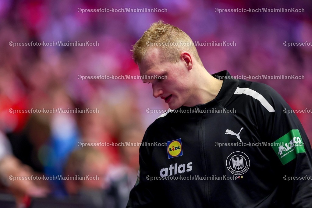 EHF26012603102 | 26.01.2026, Handball, Men's EHF EURO 2026, Deutschland - Dänemark, Jyske Bank Boxen in Herning, Dänemark, Main Round: Enttäuschte Gesichter bei der Deutschen Mannschaft nach der Niederlage gegen Dänemark.  David Späth (Germany #01)
