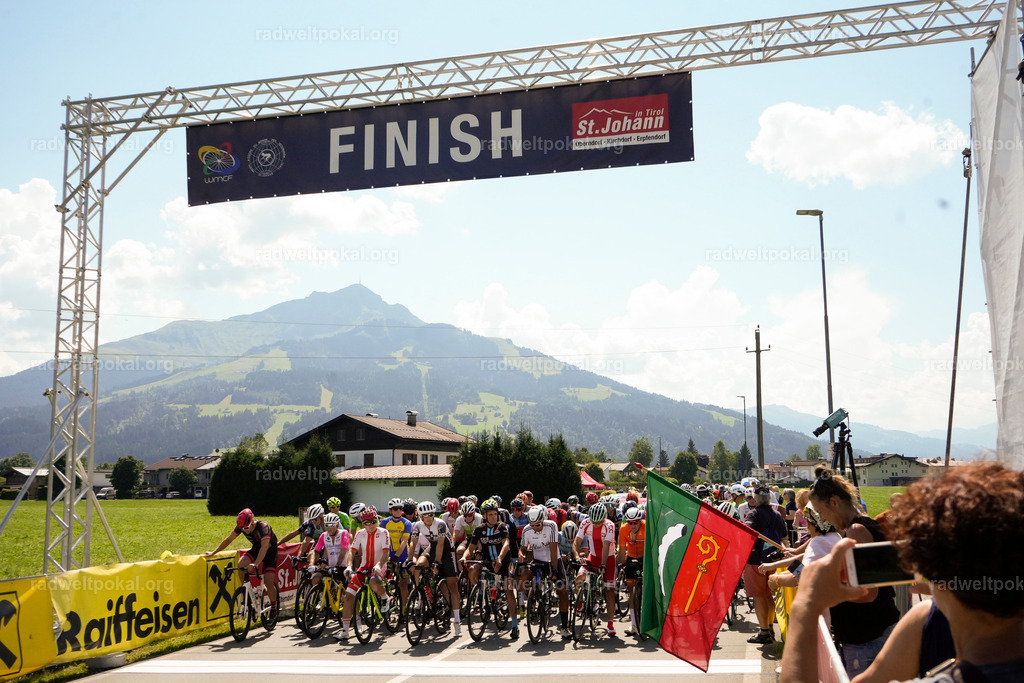 379_20230817_Bewerb_Maenner_Muehlanger | AUT - OESTERREICH, 2023-08-16: SPORT RENNRAD-FAHREN - 55. INTERNATIONALER RADWELTPOKAL IN ST. JOHANN IN TIROL  - Vintage-Radrennen mit WM-Bronze-Medaillen-Siegerin Christina Schweinberger, den Teilnehmer und Alexander Baumann (vom Orginastions-Team) - TAG 2 BEWERB MAENNER IN SECHS GRUPPEN  ; Foto: Roland Muehlanger