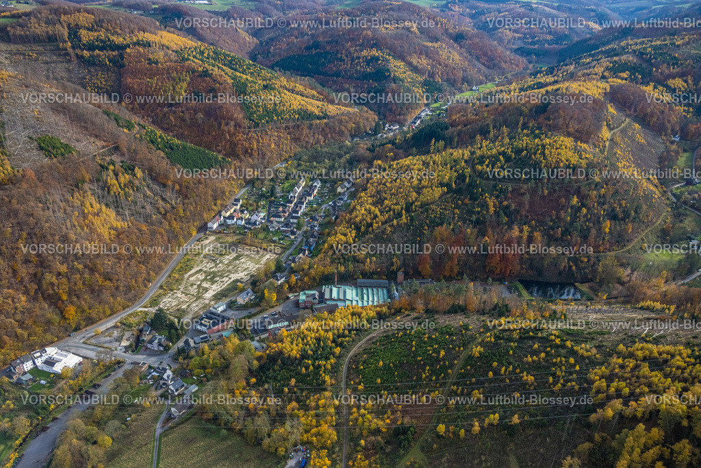 Hagen251101974 | Luftbild, Wohngebiet Nahmerbach und Brachfläche, Huesecken Wire GmbH Metallwarenhersteller Werksgelände, herbstlicher Wald mit Waldschäden, Hohenlimburg, Hagen, Ruhrgebiet, Nordrhein-Westfalen, Deutschland