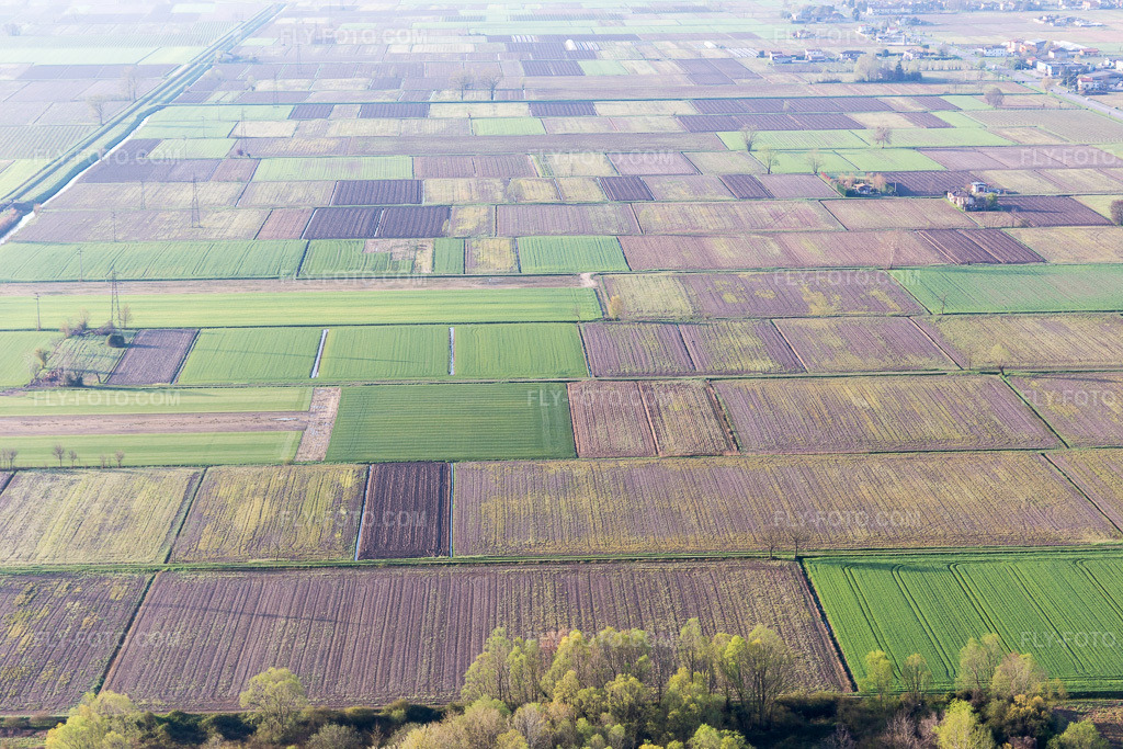 Aerial view: View of the town in Paludo di Latisana in the state Friuli Venezia Giulia, Italy. – Photo: IMG_105683.jpg taken on 04/08/2018 by Werner Riehm/FLY-FOTO.com – Resolution of the original: 5472 x 3648 px