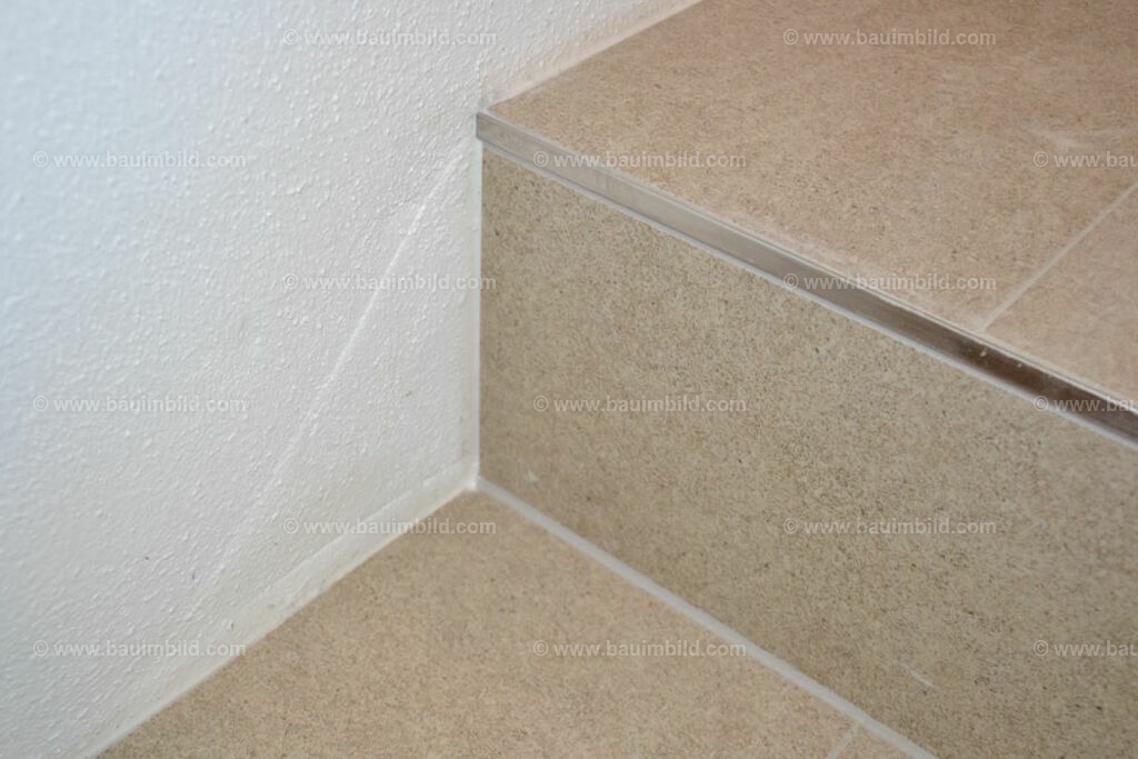 bib-lg21-fliesenlegerarbeiten-0058 | Nach LV-Leistungsgruppen sortierte Detailfotos über den Bau eines Hauses. Alle Hausbau-Bilder direkt vom Urheber und Autor der Website Haus-Selber-Bauen.com