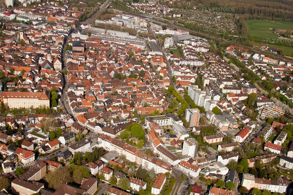 Luftbild: Durlach, Altstadt von Osten im Ortsteil Durlach in Karlsruhe im Bundesland Baden-Württemberg in Deutschland. Foto: IMG_26085.jpg vom 23.04.2010 durch Werner Riehm/FLY-FOTO.de