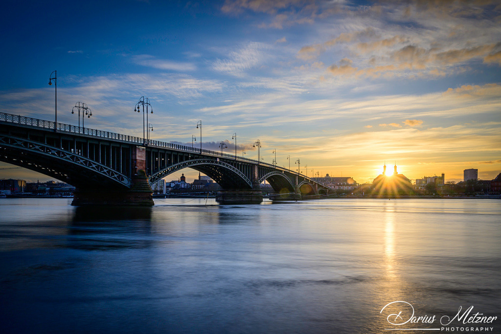 Die Theodor-Heuss-Brücke beim Sonnenuntergang  | Die Theodor-Heuss-Brücke beim Sonnenuntergang
