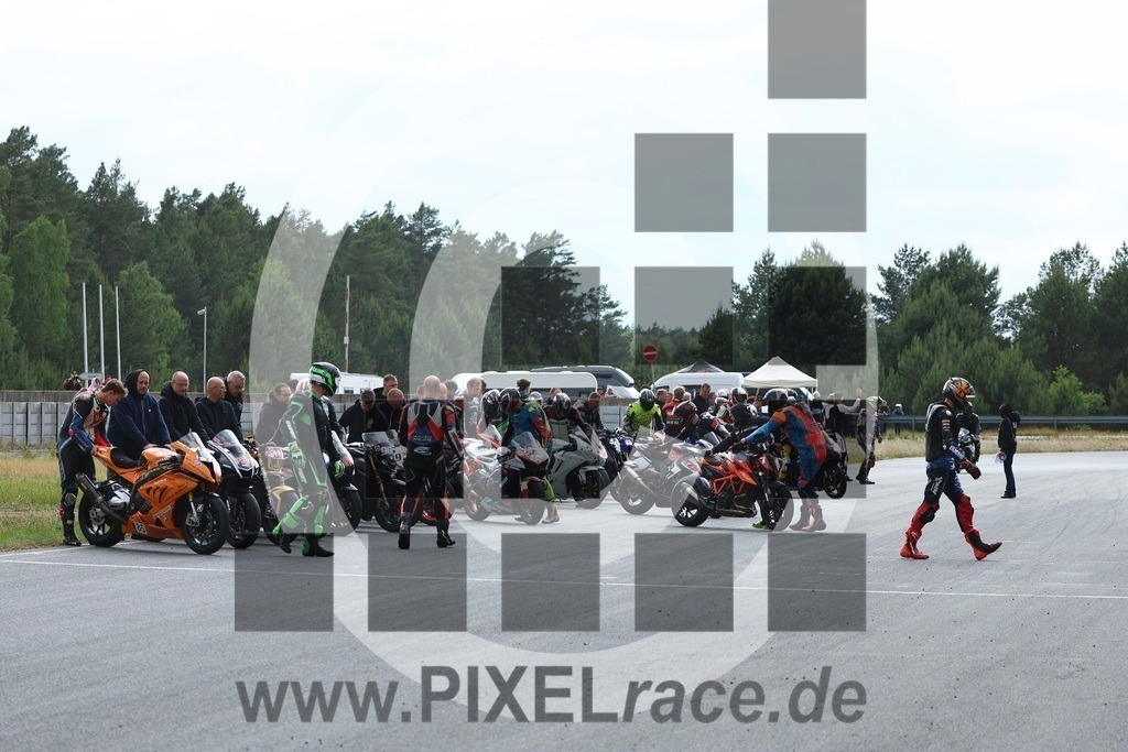 startendurance-20250608_10901 | Schöne Erinnerungen an spannende Momente - das festzuhalten ist unser Job. PIXELrace.de ist seit 2003 auf den Rennstrecken Europas unterwegs um die Action draußen beim Fahren und die wunderbare Stimmung imm Fahrerlager für euch einzufangen.