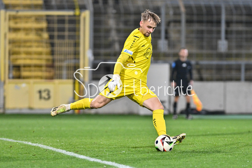 FC Bayern Amateure - TSV Schwaben Augsburg | am Ball Patrick SANDER (TSV #1) / Freisteller / Einzelfoto / Regionalliga Bayern: FC Bayern Muenchen II - TSV Schwaben Augsburg, Gruenwalder Stadion am am 25.10.2024