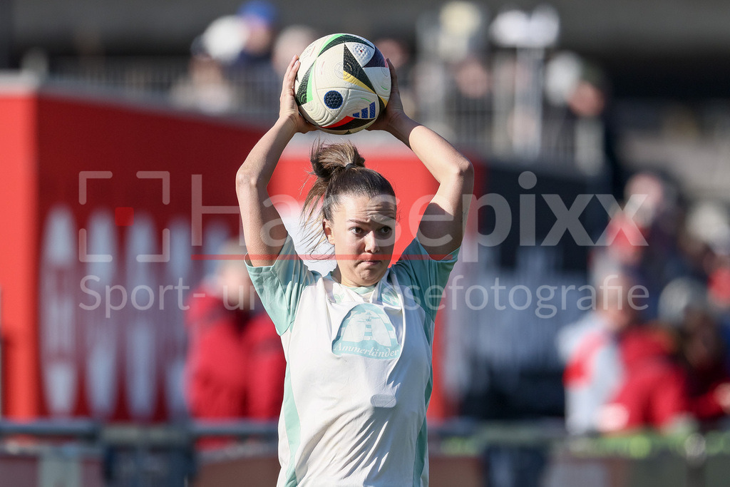 Fussball, Google Pixel Frauen-Bundesliga, Bayer 04 Leverkusen - SV Werder Bremen | v.li.: Maja Sternad (SV Werder Bremen, 11) beim Einwurf, Aktion, Action, Spielszene, Portrait, Nahaufnahme, Einzelfoto, Einzelbild, DIE DFB-RICHTLINIEN UNTERSAGEN JEGLICHE NUTZUNG VON FOTOS ALS SEQUENZBILDER UND/ODER VIDEOÄHNLICHE FOTOSTRECKEN. DFB REGULATIONS PROHIBIT ANY USE OF PHOTOGRAPHS AS IMAGE SEQUENCES AND/OR QUASI-VIDEO.