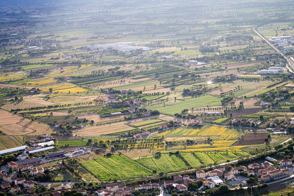 Vue aérienne: Vue de la ville à Poggiolo dans le département Toscane, Italie. Photo: IMG_43289.jpg prise le 24/07/2011 par Werner Riehm/FLY-FOTO.eu – Résolution de l'original: 4272 x 2848 px